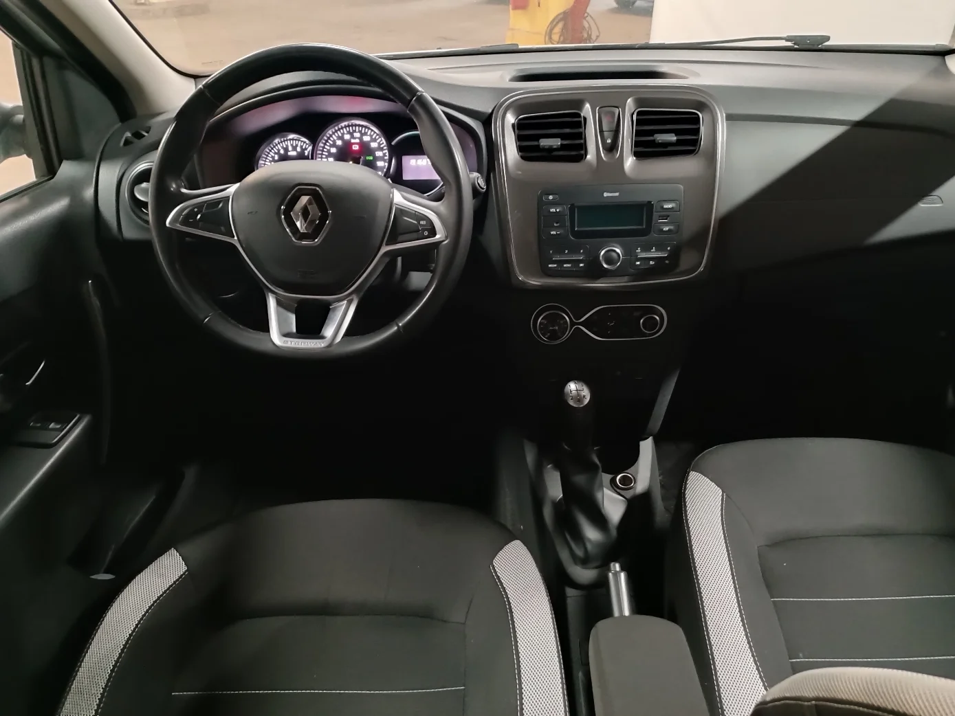 Renault Sandero photo